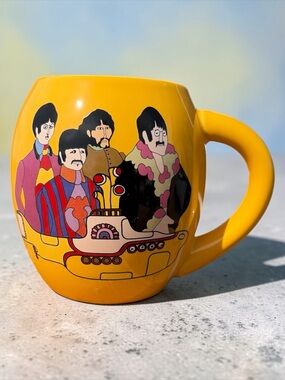 THE BEATLES YELLOW SUBMARINE YELLOW CERAMIC MUG 12 OZ 5 IN
